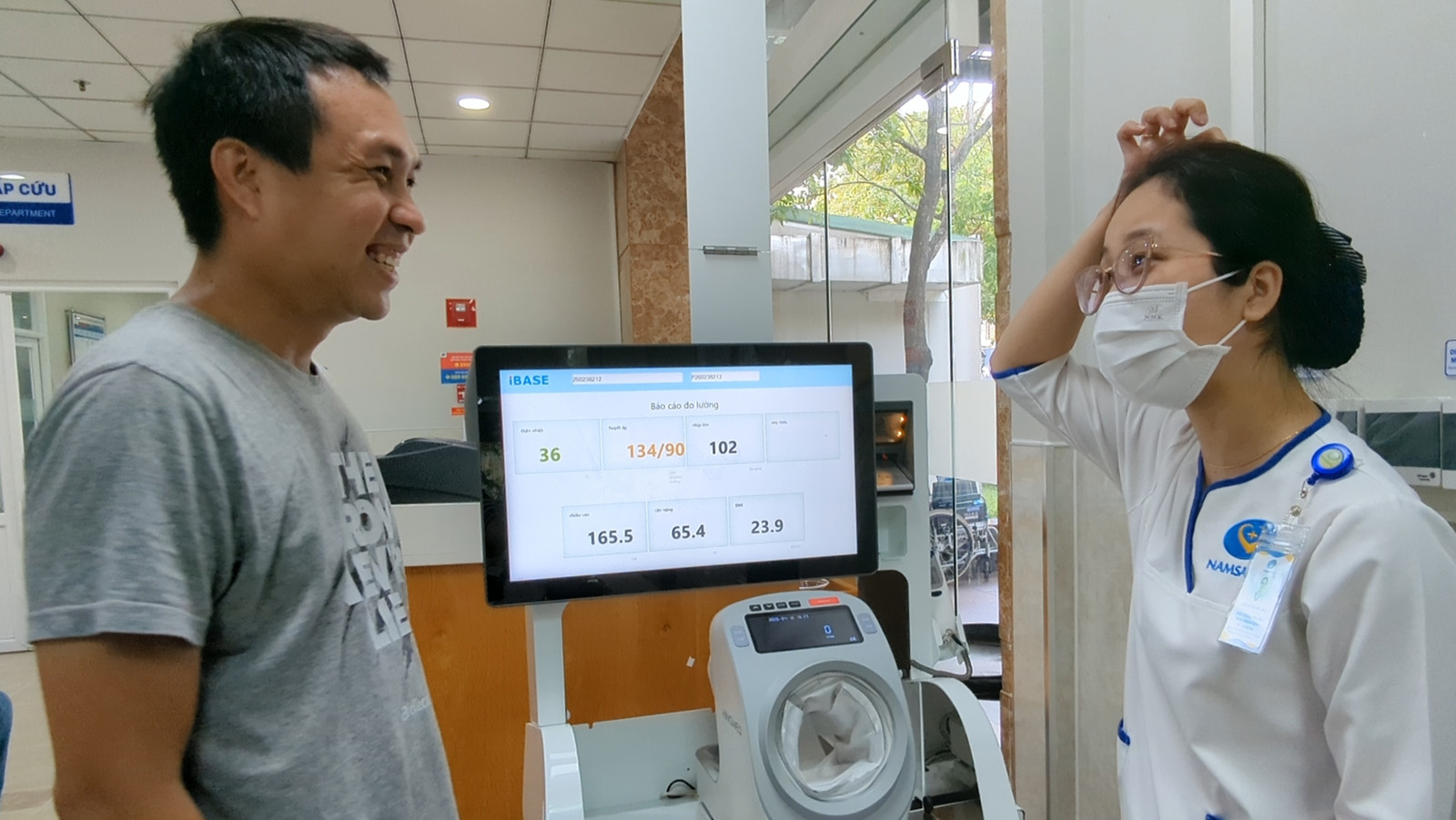 Patient using the measurement station with nurse assistance